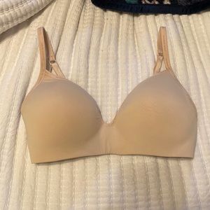 VICTORIA’S SECRET The T-shirt Lightly Lined Wireless Bra